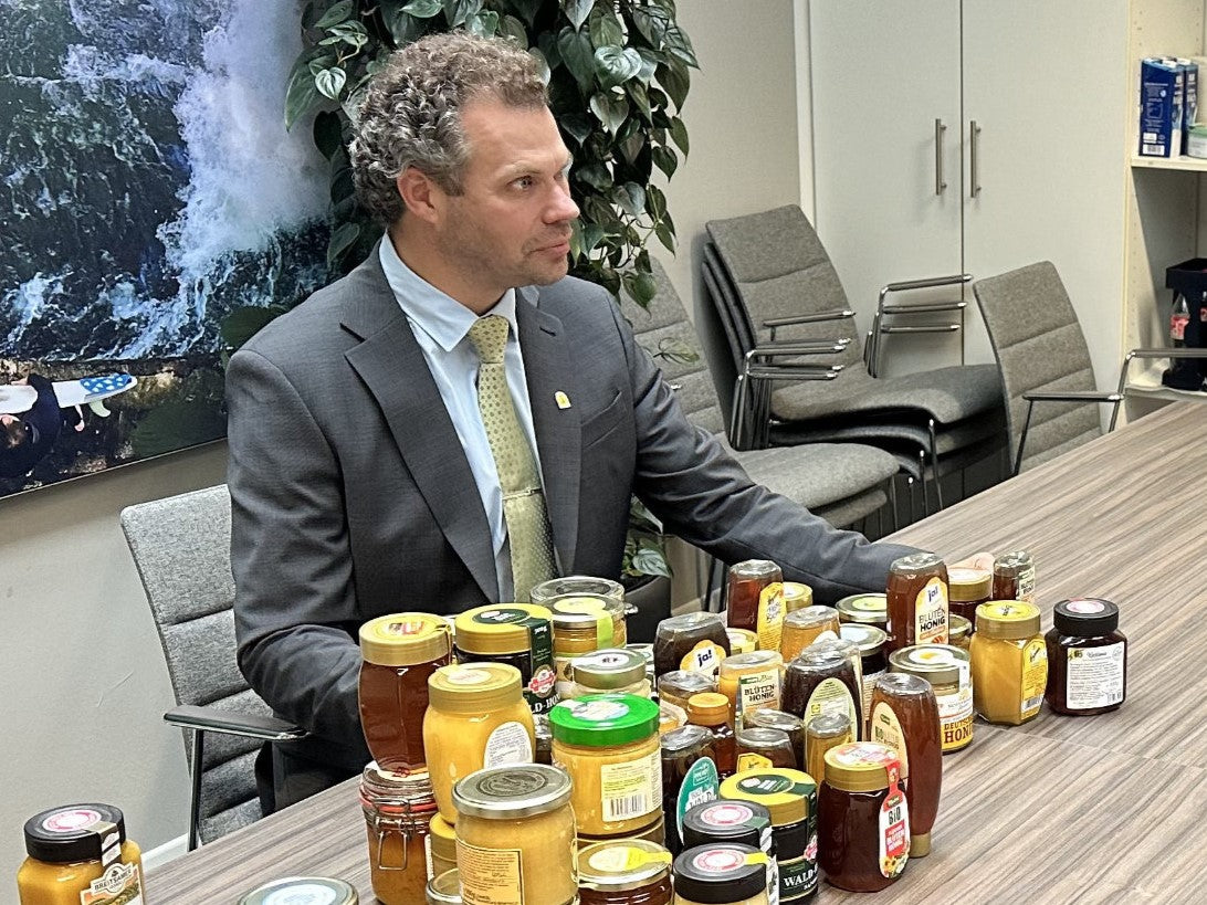 Präsident Bernhard Heuvel bei der Pressekonferenz zu gefälschten Honigproben